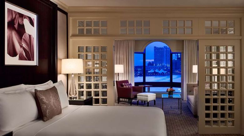 <b>The Royal Sonesta Harbor Court Baltimore Room</b>. Images powered by <a href="https://iceportal.shijigroup.com/" title="IcePortal" target="_blank">IcePortal</a>.