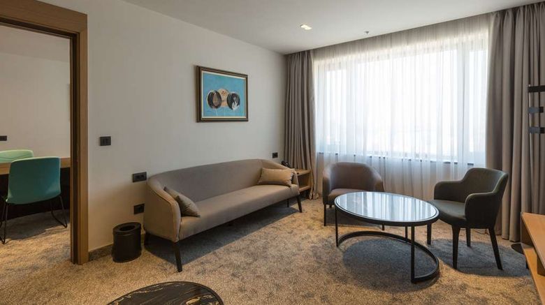 <b>Hotel Mona Plaza Suite</b>. Images powered by <a href="https://iceportal.shijigroup.com/" title="IcePortal" target="_blank">IcePortal</a>.
