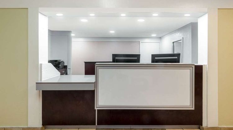 Travelodge by Wyndham Essington Lobby