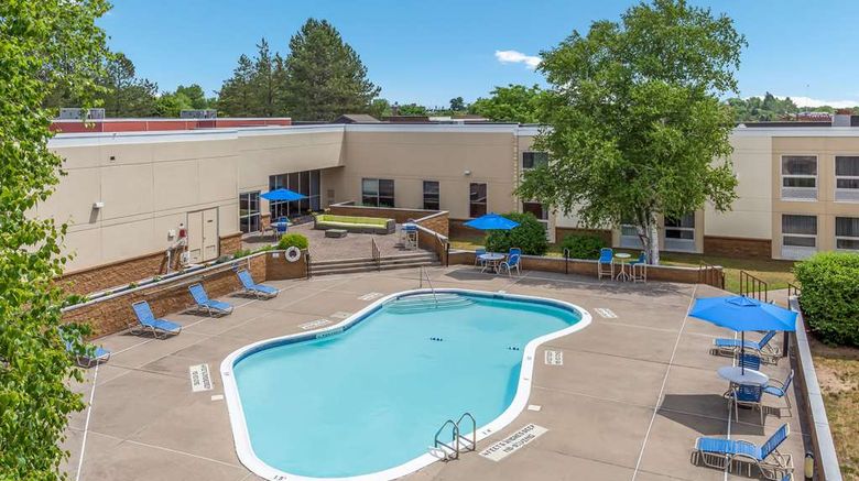 <b>Burrstone Inn, Ascend Hotel Collection Pool</b>. Images powered by <a href="https://iceportal.shijigroup.com/" title="IcePortal" target="_blank">IcePortal</a>.