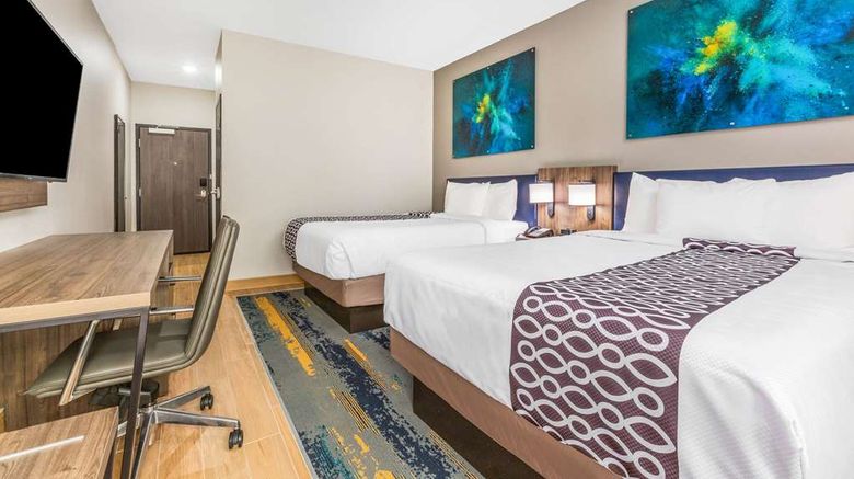 <b>La Quinta Inn & Suites Galveston Room</b>. Images powered by <a href="https://iceportal.shijigroup.com/" title="IcePortal" target="_blank">IcePortal</a>.