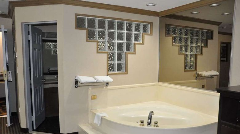 <b>Ramada by Wyndham Abbotsford Room</b>. Images powered by <a href="https://iceportal.shijigroup.com/" title="IcePortal" target="_blank">IcePortal</a>.