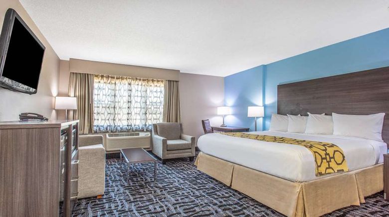 <b>Baymont by Wyndham Joliet Suite</b>. Images powered by <a href="https://iceportal.shijigroup.com/" title="IcePortal" target="_blank">IcePortal</a>.