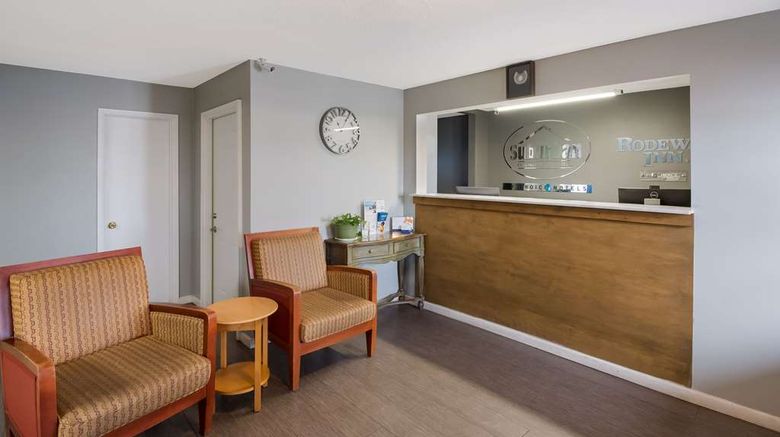 <b>Rodeway Inn Lobby</b>. Images powered by <a href="https://iceportal.shijigroup.com/" title="IcePortal" target="_blank">IcePortal</a>.