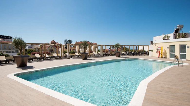 <b>Vila Gale Estoril Pool</b>. Images powered by <a href="https://iceportal.shijigroup.com/" title="IcePortal" target="_blank">IcePortal</a>.
