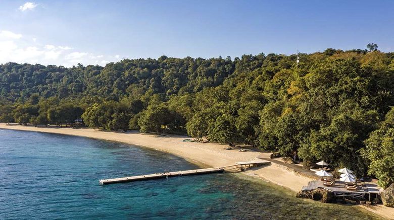 <b>Amanwana Beach</b>. Images powered by <a href="https://iceportal.shijigroup.com/" title="IcePortal" target="_blank">IcePortal</a>.