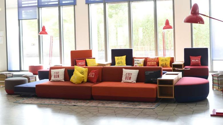 <b>Hampton by Hilton Dubai Al Seef Lobby</b>. Images powered by <a href="https://iceportal.shijigroup.com/" title="IcePortal" target="_blank">IcePortal</a>.