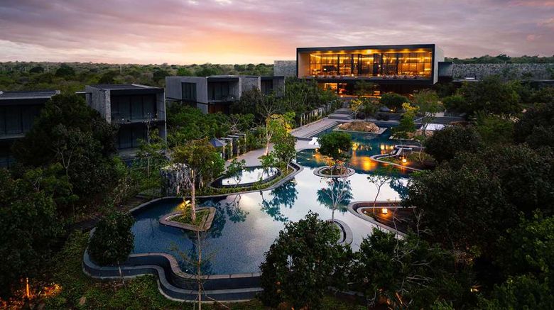 <b>Hilton Yala Resort Pool</b>. Images powered by <a href="https://iceportal.shijigroup.com/" title="IcePortal" target="_blank">IcePortal</a>.