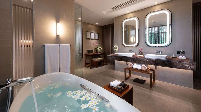 <b>Hilton Yala Resort Room</b>. Images powered by <a href="https://iceportal.shijigroup.com/" title="IcePortal" target="_blank">IcePortal</a>.
