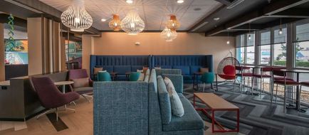 Tru by Hilton Florida City Lobby