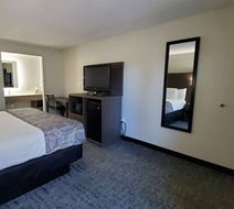 Days Inn and Suites by Wyndham Room