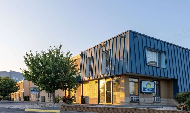 Days Inn by Wyndham Winchester North Exterior