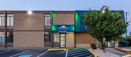 Days Inn by Wyndham Winchester North Exterior