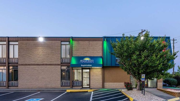 Days Inn by Wyndham Winchester North Exterior