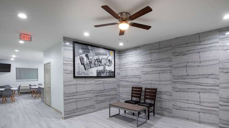 Super 8 by Wyndham Humble/Houston Lobby
