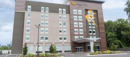 La Quinta Inn & Suite by Wyndham Exterior