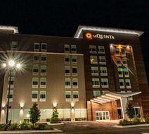 La Quinta Inn & Suite by Wyndham Exterior