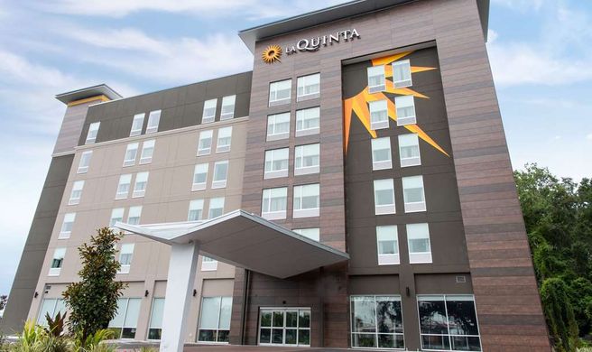 La Quinta Inn & Suite by Wyndham Exterior