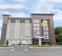 La Quinta Inn & Suite by Wyndham Exterior