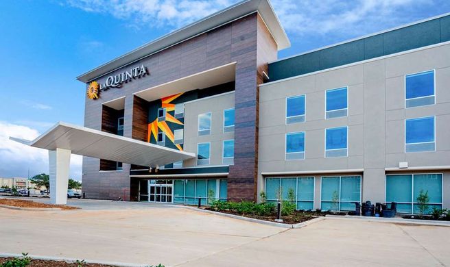La Quinta Inn & Suites by Wyndham Exterior