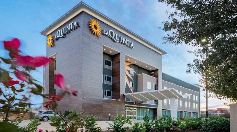 <b>La Quinta Inn & Suites by Wyndham Exterior</b>. Images powered by <a href="https://iceportal.shijigroup.com/" title="IcePortal" target="_blank">IcePortal</a>.