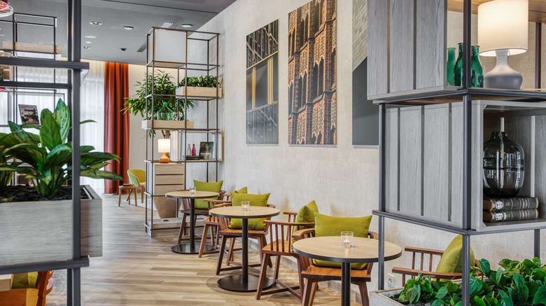 <b>IntercityHotel Hannover Hauptbahnhof Ost Lobby</b>. Images powered by <a href="https://iceportal.shijigroup.com/" title="IcePortal" target="_blank">IcePortal</a>.