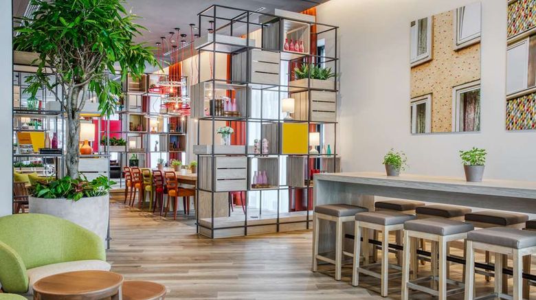 <b>IntercityHotel Hannover Hauptbahnhof Ost Lobby</b>. Images powered by <a href="https://iceportal.shijigroup.com/" title="IcePortal" target="_blank">IcePortal</a>.