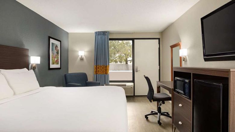<b>Baymont by Wyndham Wilmington Room</b>. Images powered by <a href="https://iceportal.shijigroup.com/" title="IcePortal" target="_blank">IcePortal</a>.