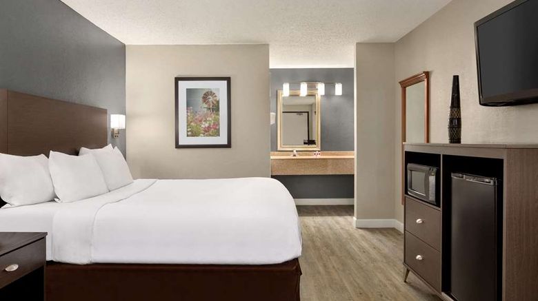 <b>Baymont by Wyndham Wilmington Suite</b>. Images powered by <a href="https://iceportal.shijigroup.com/" title="IcePortal" target="_blank">IcePortal</a>.