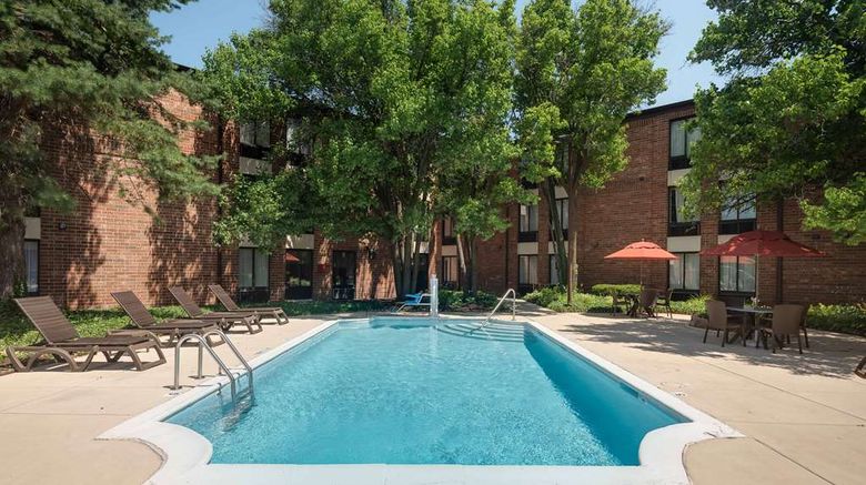 <b>Best Western Chicago - Downers Grove Pool</b>. Images powered by <a href="https://iceportal.shijigroup.com/" title="IcePortal" target="_blank">IcePortal</a>.