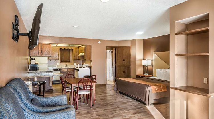 Econo Lodge Suite