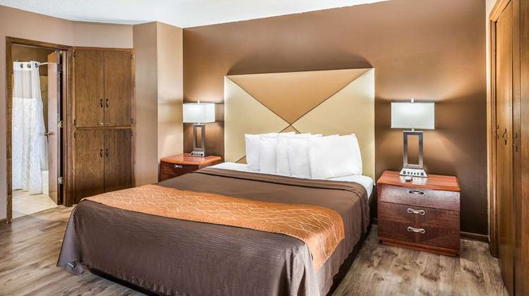 Econo Lodge Suite
