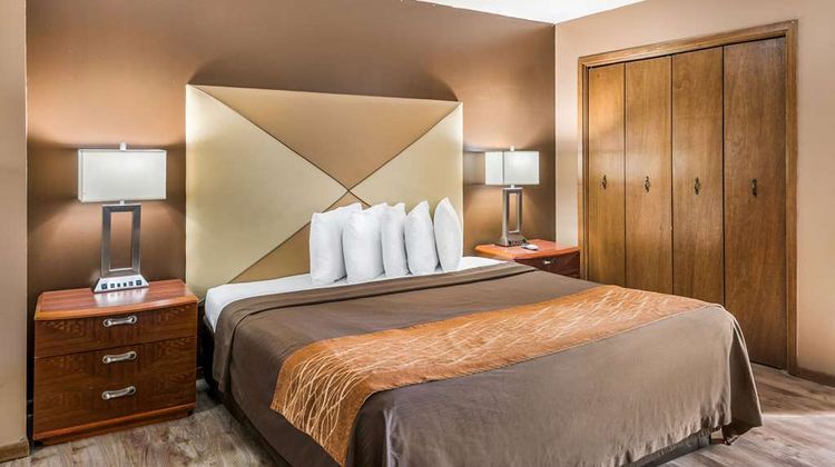 Econo Lodge Suite
