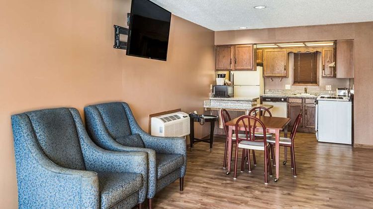 Econo Lodge Suite