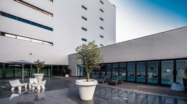Vila Gale Opera Exterior