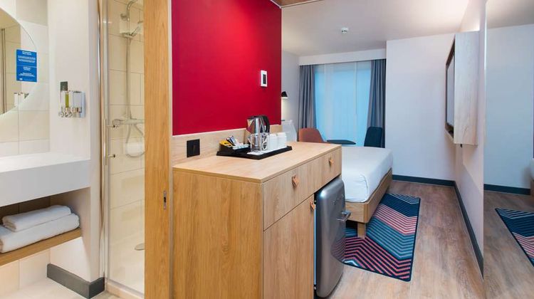 Hampton by Hilton London Park Royal Room