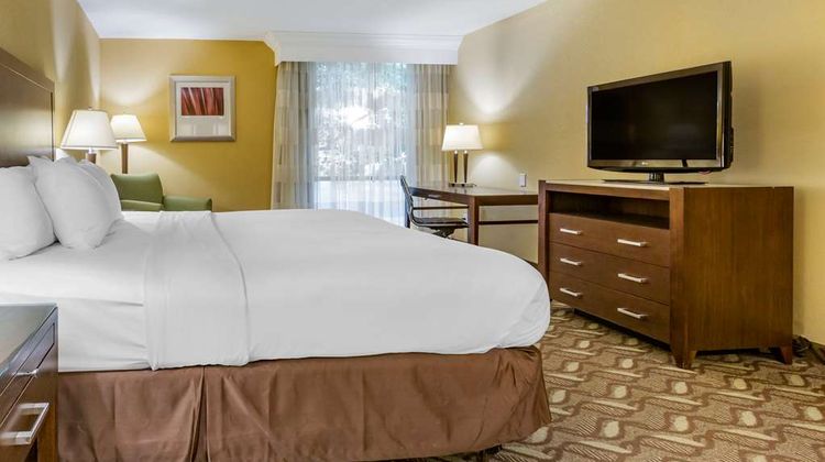 Clarion Inn and Suites Room