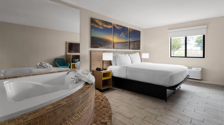 Days Inn and Suites by Wyndham Suite