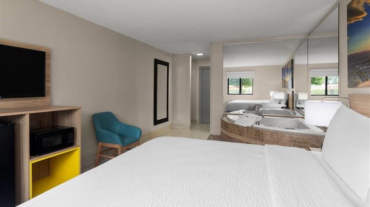Days Inn and Suites by Wyndham Suite