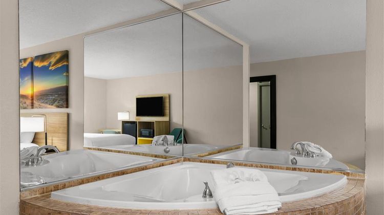 Days Inn and Suites by Wyndham Suite