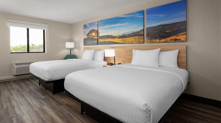 Days Inn and Suites by Wyndham Room