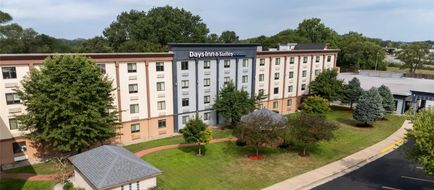 Days Inn and Suites by Wyndham Exterior
