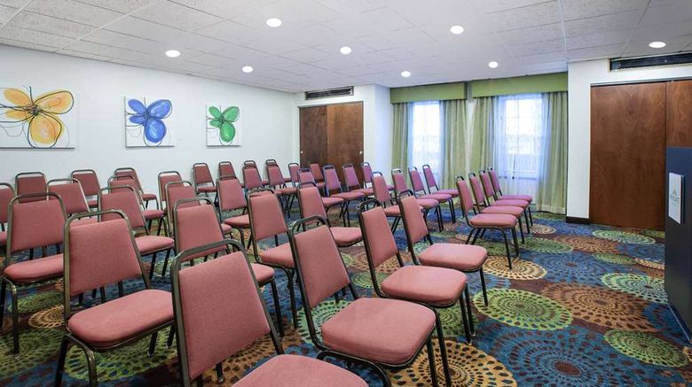 <b>Wingate by Wyndham Roseville/Detroit Meeting</b>. Images powered by <a href="https://iceportal.shijigroup.com/" title="IcePortal" target="_blank">IcePortal</a>.