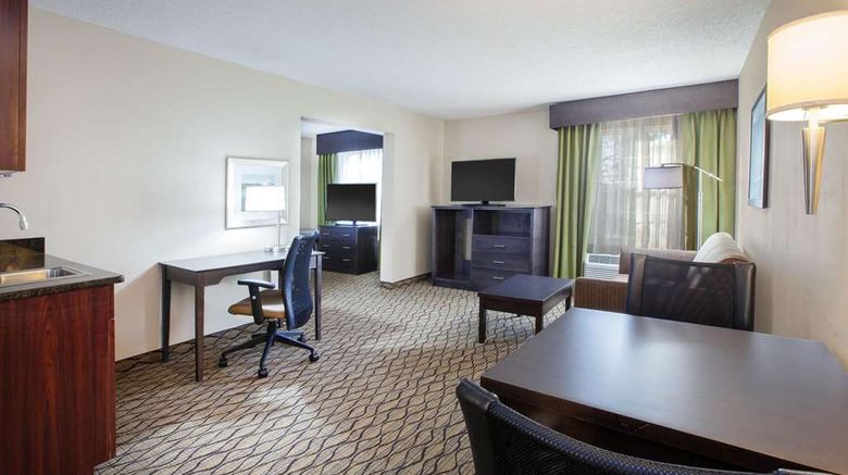 <b>Wingate by Wyndham Roseville/Detroit Room</b>. Images powered by <a href="https://iceportal.shijigroup.com/" title="IcePortal" target="_blank">IcePortal</a>.