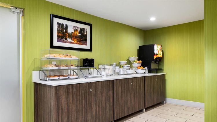 Comfort Inn & Suites Washington Square Restaurant