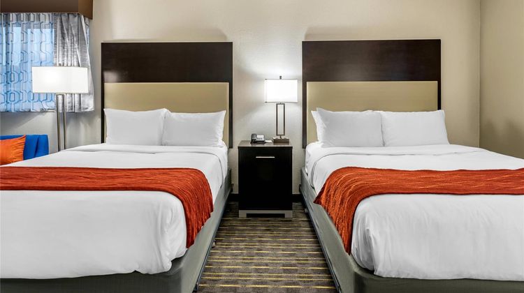Comfort Inn & Suites Washington Square Suite