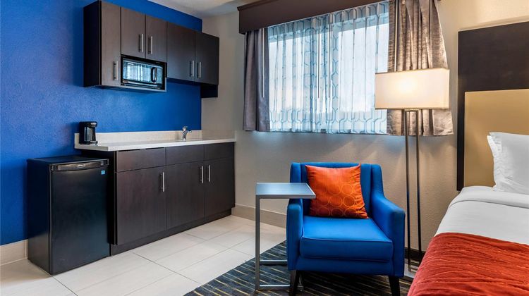 Comfort Inn & Suites Washington Square Suite