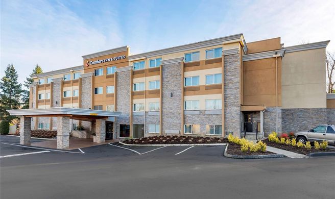 Comfort Inn & Suites Washington Square Exterior