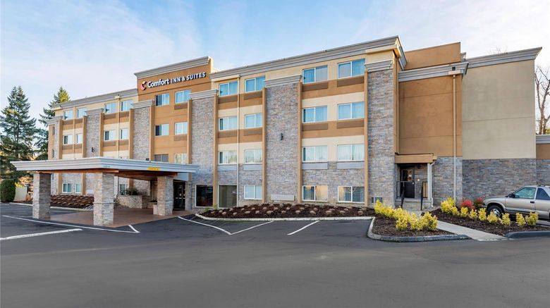 <b>Comfort Inn & Suites Washington Square Exterior</b>. Images powered by <a href="https://iceportal.shijigroup.com/" title="IcePortal" target="_blank">IcePortal</a>.
