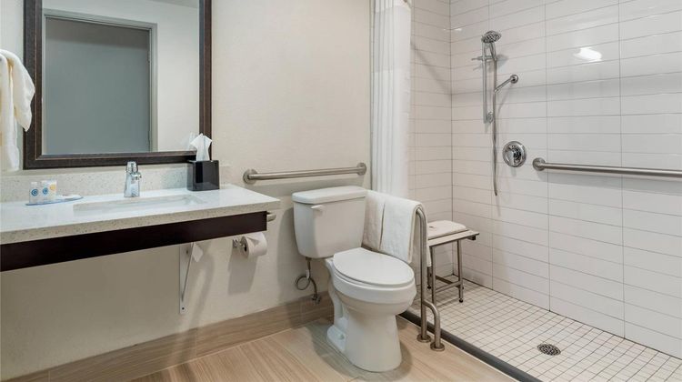 Comfort Inn & Suites Washington Square Room